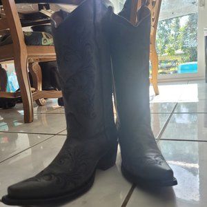 Black embroidered Circle G boots